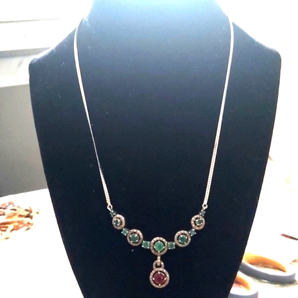 Victorian inspired Emerald and natural white zircon Sterling Silver Necklace - Picture 4 of 13